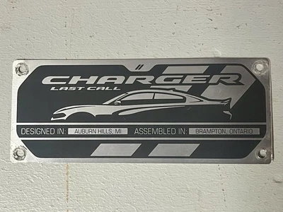 Cargador Dodge 2023 última llamada placa de cierre de fábrica Mopar genuino 68612157AA Foto 1 de 2