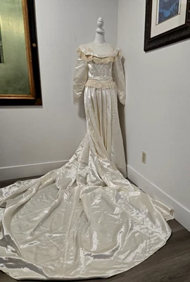 VESTIDO DE NOVIA AÑOS 50 CREMOSO SATINADO ENCAJE/ESTRÁS RIBETE FALDA COMPLETA/TREN TALLA S Foto 1 de 4