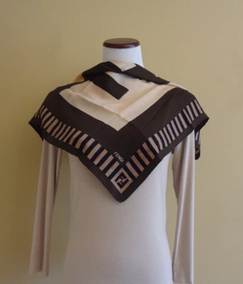 Cachecol quadrado listrado vintage Fendi marrom/castanho assinatura logotipo feito na Itália - Imagem 1 de 4