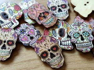 PK 10 WOODEN SKULL BUTTONS MEXICAN SUGAR SKULL DAY OF THE DEAD HALLOWEEN UK - Picture 1 of 8