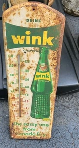 VINTAGE DRINK WINK KANADA TROCKENLIMAFLASCHE METALL KUNST WERBUNG THERMOMETER SCHILD - Bild 1 von 9