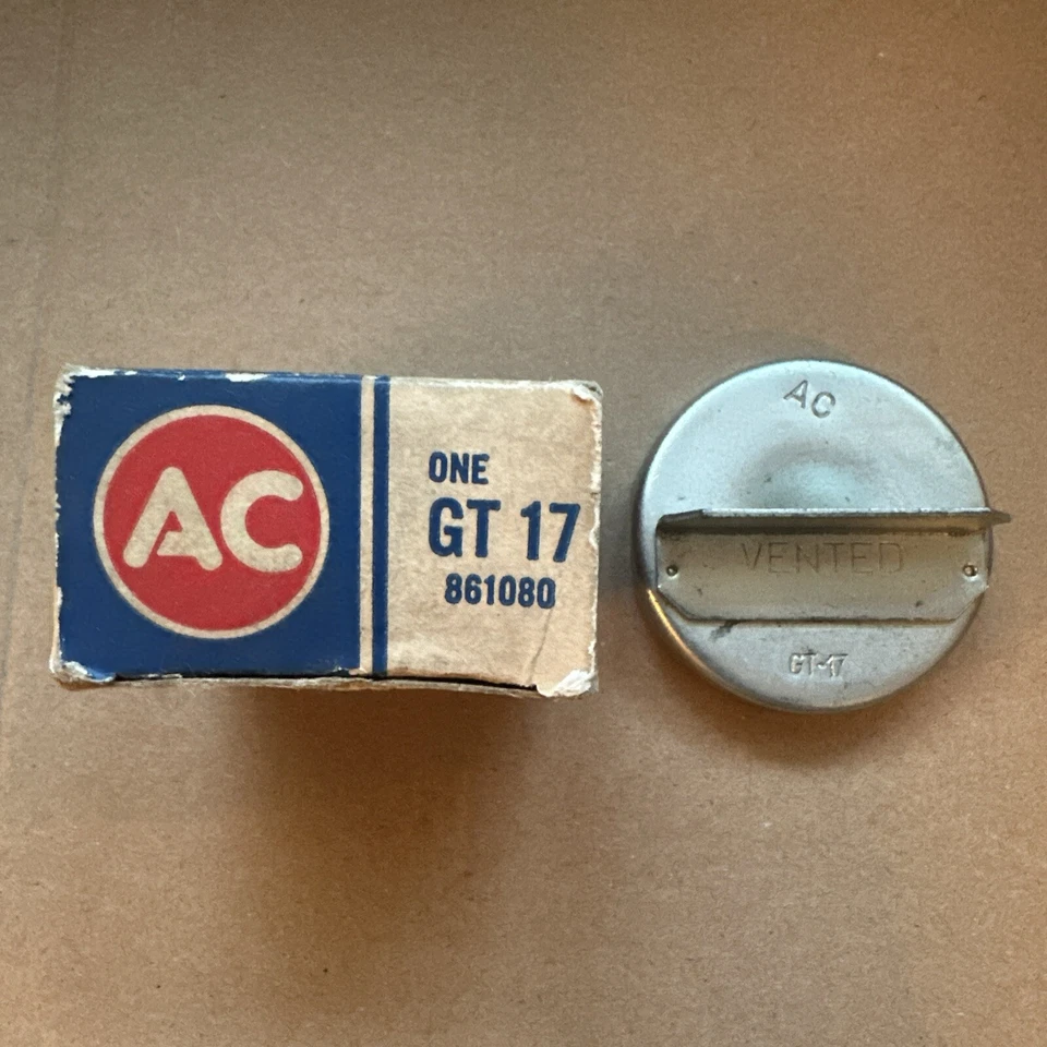 Tampa de combustível NOS GM AC 1952-1958 Cadillac Chevrolet Chrysler Desoto Dodge - Imagem 1 de 4