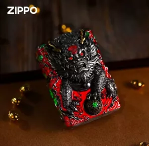 Nuovo accendino olio Zippo rosso Kirin Beast Armor Shell luminoso con scatola - Foto 1 di 12