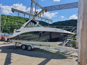Motorboot Sea Ray Sundancer 265, Schwarzer Rumpf, Länge 8,10 m, Breite 2,56 m - Bild 1 von 4