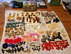 Antique and Vintage Sewing Button Lot HUGE 1000 + Leather, Celluloid, Silk, - Picture 1 of 16