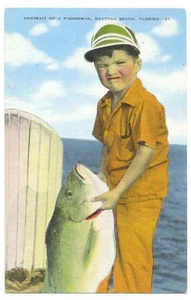 DAYTONA BEACH FL - JUNGE FISCHER hält ekelhafte GROSSE FISCHE! Wacky ca1940 LEINEN - Bild 1 von 2