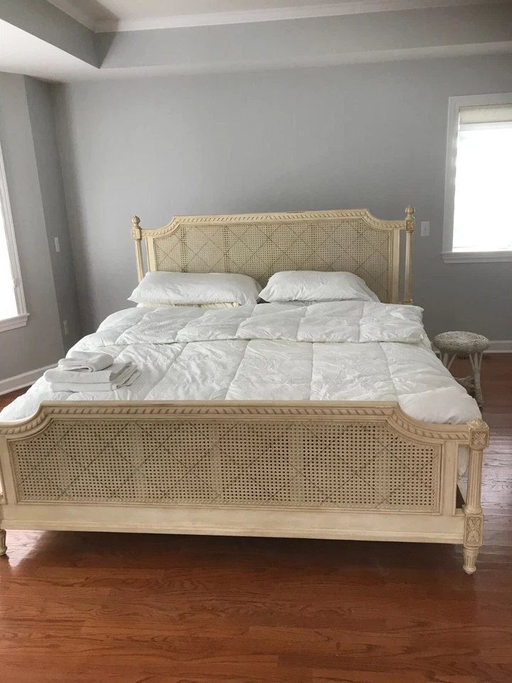 Cama king size Ethan Allen. Herrajes, rieles laterales, cabecero y pie de cama solamente. Foto 1 de 1