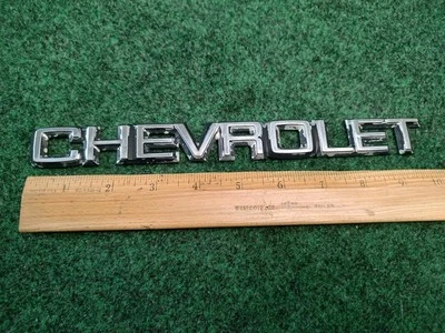 Emblema de porta-malas vintage 1982-1990 Chevrolet usado placa de identificação emblema 1S7 - Imagem 1 de 4