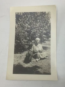 Hund Cocker Spaniel ältere Frau Rasen - 1920er Jahre s/w Foto Schnappschuss - Bild 1 von 4