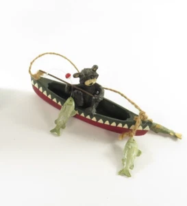 Oso negro pesca en canoa adorno de Navidad caña de pescar - Imagen 1 de 9