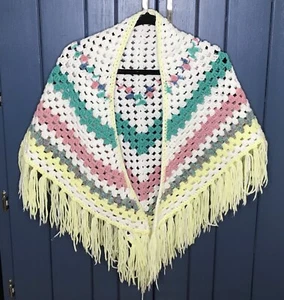 Scialle all'uncinetto pastello vintage bordo frange boho coquette cottage nucleo nonna - Foto 1 di 3