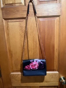 BOLSO BANDOLERA NEGRO TED BAKER VIICKY SPLENDOUR CON FRENTE FLORAL - Imagen 1 de 14