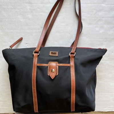 Bolso grande Dooney & Bourke Wayfarer de nailon con cremallera 15" de ancho x 10” de alto x 5” de profundidad negro marrón Foto 1 de 4