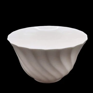 Wedgwood "CANDLELIGHT" Cranberry Bowl - 11 cm wide 6.6cm height - LIKE NEW - Picture 1 of 4