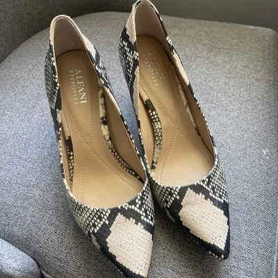 Zapatos de salón Alfani con estampado de serpiente de cuero sintético Stepoflex para mujer 6,5 M Foto 1 de 4