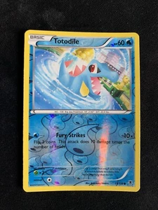 Juego de cartas coleccionables Pokémon Totedile 15/119 Phantom Forces holograma inverso - casi nuevo - Imagen 1 de 3