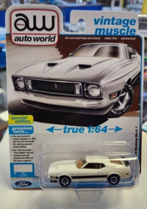 Auto World Vintage Muscle R6 Vers B #1 1973 Ford Mustang Mach 1 blanco perla - Imagen 1 de 3