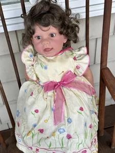 Vintage 2002 Lee Middleton KLEINKIND MÄDCHEN PUPPE 27" lockig braun Reva Schick 691/1000 - Bild 1 von 7