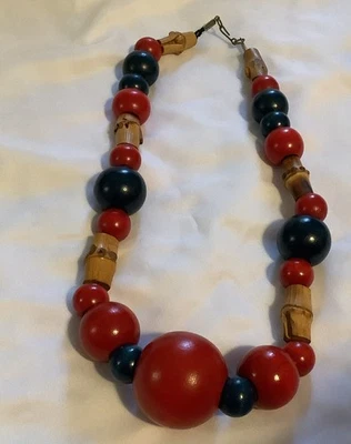 "Collar de cuentas de color rojo, azul y madera natural 20"" L (1703)" Foto 1 de 3