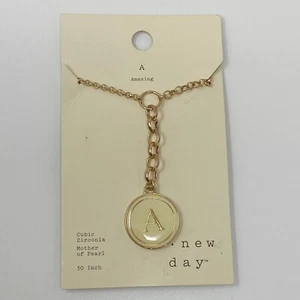 Collana donna con ciondolo goccia a Y A New Day tono oro con smalto crema un'iniziale - Foto 1 di 3
