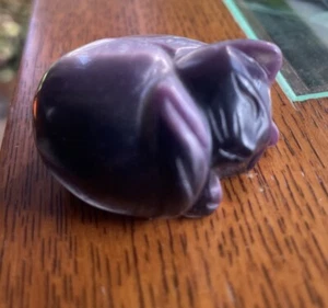 Netsuke/dije tallado púrpura para dormir gato o mapache - Imagen 1 de 5