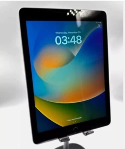 Apple iPad (5th Generation) A1822 32 GB, Wi-Fi, 9.7 in - Space Gray REAL VIDEO - Picture 1 of 6
