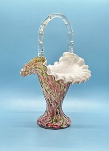 Vintage Fenton Milchglas rosa grün geraffter Rand klar Henkel Korb Vase - Bild 1 von 8