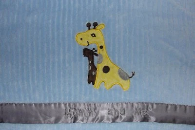 Manta bebé jirafa Mommy And Me azul con ribete satinado gris Foto 1 de 3