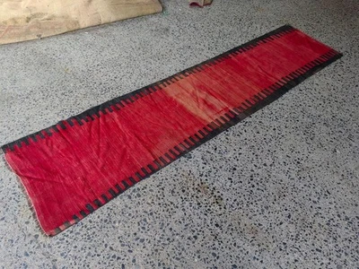 Alfombra de corredor turca vintage 2,5 x 10,2 pies - roja negra tejida a mano Kilim decoración de pasillo Foto 1 de 4