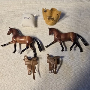 Breyer Reeves Stablemates Horses Lot with Saddles Feed Bag & Pillow 1:32... - Picture 1 of 13