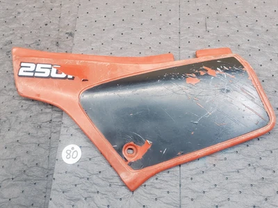 Honda XL250 1984, placa de cubierta lateral izquierda Monza rojo R110 #87128-KL4-670ZA Foto 1 de 4