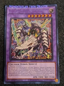 *Fehldruck* - Mementotlan Twin Dragon - Prismatic Secret MP25-DE067 Namensverschiebung - Bild 1 von 1