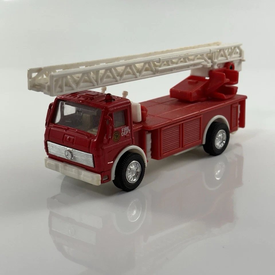 老式梅赛德斯奔驰 1422 消防车玩具 Welly 消防车红色白色梯子 — 第 1/4 张图片