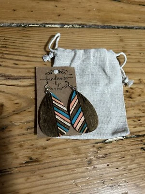 Pendientes de madera con detalles de turquesa y melocotón. NUEVO con etiqueta y bolsa! Foto 1 de 4