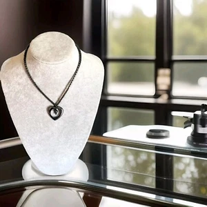 "Collar de cuentas negras de hematita - 18"" con colgante de corazón, joyería elegante" - Imagen 1 de 9