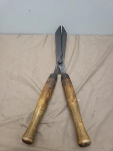 Vintage Wood Handle Hedge Trimmer Shears Clippers Garden Tool 9" Blade  - Picture 1 of 13