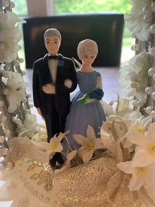 Vestido azul vintage años 50 aniversario de boda adorno de pastel pareja en campanas de arco - Imagen 1 de 16