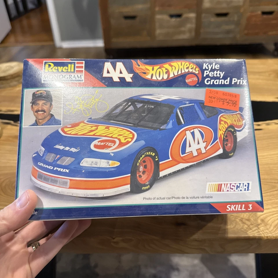 Revell Kyle Petty #44 Hot Wheels Pontiac Grand Prix Model Kit 85-2524 | NEW - Image 1 of 4
