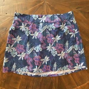 Reel Legends Skort Damen mittelblau Blumenmuster tropischer Druck Stretch Performance - Bild 1 von 5