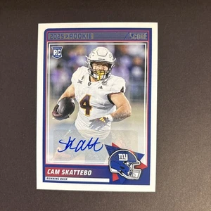 Tarjeta de novato Panini Score #1 Cam Skattebo RC 2025 firmada automáticamente NY New York Giants - Imagen 1 de 20