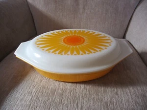 VINTAGE PYREX DIVIDED SUNFLOWER 1.5 QUART CASSEROLE DISH WITH LID - Picture 1 of 13