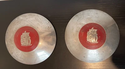 2 Vintage 1950’s Plymouth Mayflower Sailing Ship Dog Dish Hubcap/Wheel Cover Foto 1 de 4
