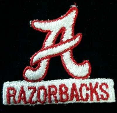 DE COLECCIÓN ARKANSAS RAZORBACKS BORDADO NCAA HIERRO EN SOMBRERO PARCHE Emblema Apliques Insignia Foto 1 de 2