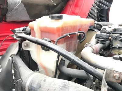 Botella de desbordamiento de radiador Freightliner Cascadia 2008-2020 - usada Foto 1 de 3