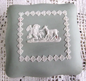 Antique Dudson Jasper Ware Lidded Box-Light Green-Staffordshire - Picture 1 of 5