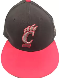 Cincinnati Bearcats New Era 59FIFTY Fitted Hat Cap Sz 6 3/4 NCAA Logo Black/Red - Picture 1 of 8