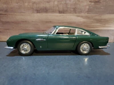 Autoart 1964 Aston Martin DB5 1:18 Scale Diecast Car British Racing Green - Image 1 of 4