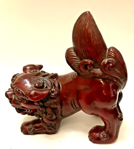 VINTAGE Rosso Intagliato CINABRO Fungshui Foo Fu Dog - FIGURINA SCULTURA GUARDIANO - Foto 1 di 5