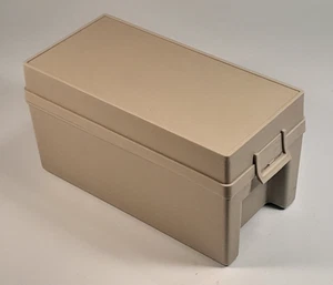 3.5" Floppy Disk Vinyl Storage Box Case Organizer 50 Disks 6 Dividers Evco - Afbeelding 1 van 6