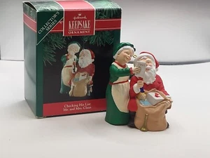 Hallmark revisando su lista Sr. y Sra. Adorno de recuerdo de cláusula - Imagen 1 de 4
